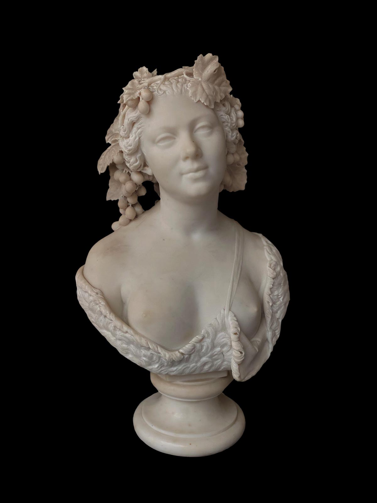 La chambre des visiteurs Buste de Bacchante, buste de femme blanc, poitrine découverte, avec raisins sur la tête